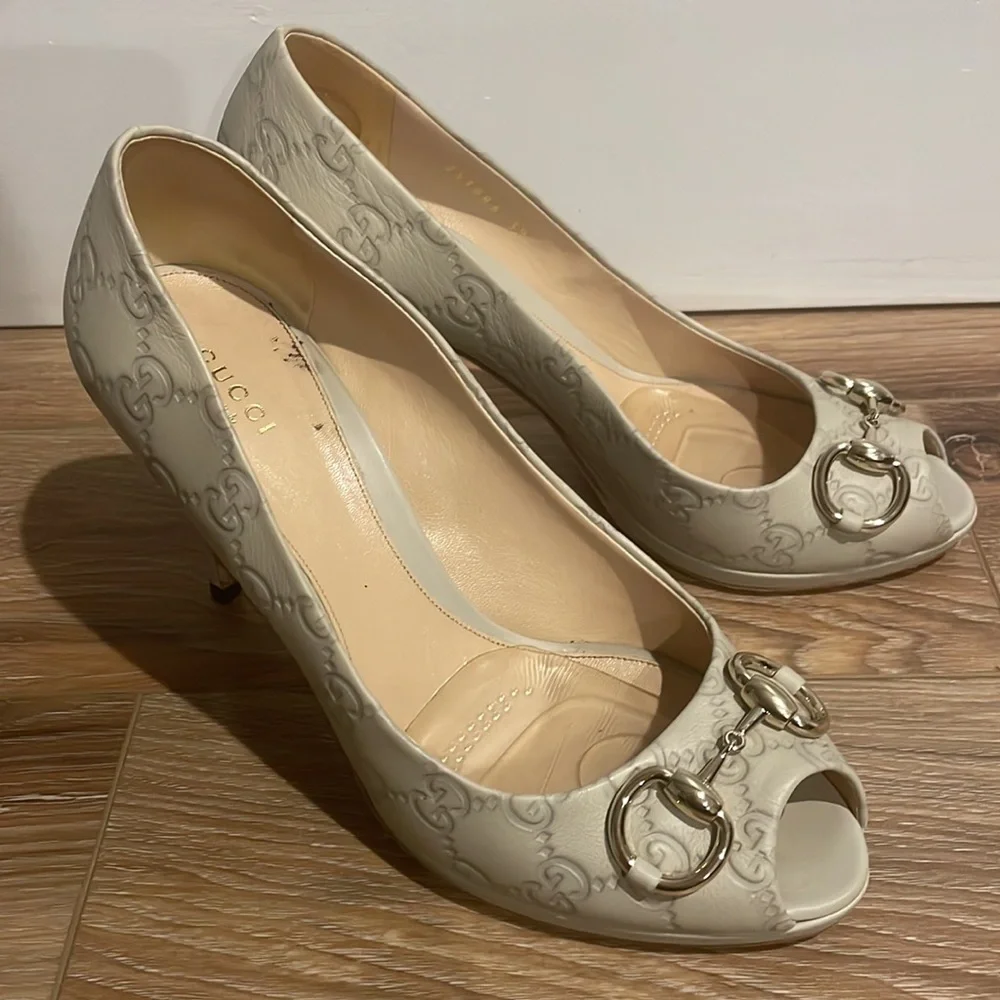 Gucci women’s shoe size 8.5 light beige/cream peep toe pump w/horsebit buckle. - Picture 3 of 3